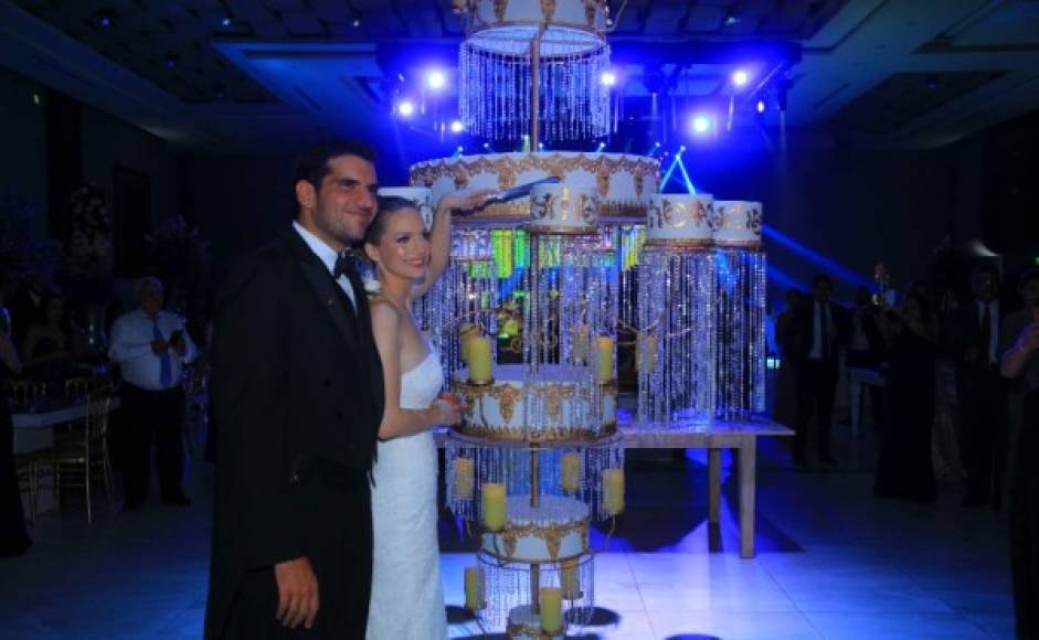 Jacobo Emilio Handal Vesdiski y Nathalie Wolozny Pineda partieron su enorme pastel aéreo a la 1:00 am. La creación dulce pendía del techo con su exhuberante diseño de candelabro chandelier.
