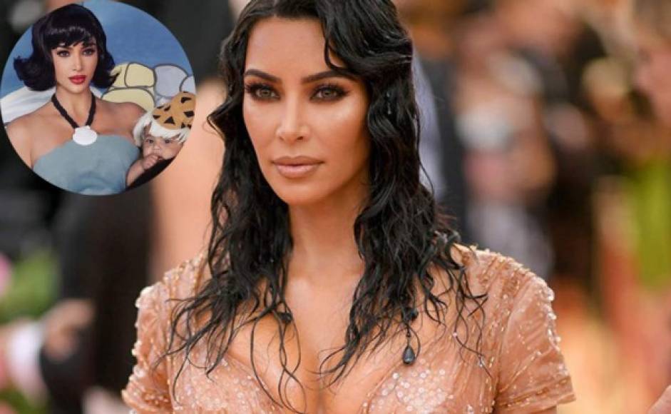 Kim Kardashian fascinó en las redes sociales al mostrar varias imágenes familiares, en donde aparece ella junto a sus cuatro hijos y su esposo Kanye West disfrazados para Halloween.