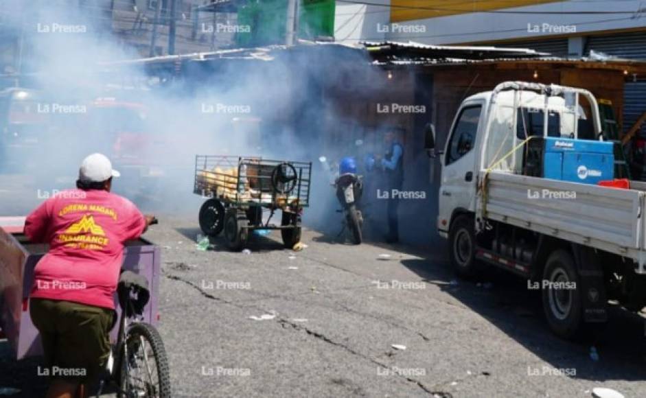 Además de los saqueos protagonizados, varias carreteras del país fueron bloqueadas, dificultando el accesos de vehículos y transeúntes.