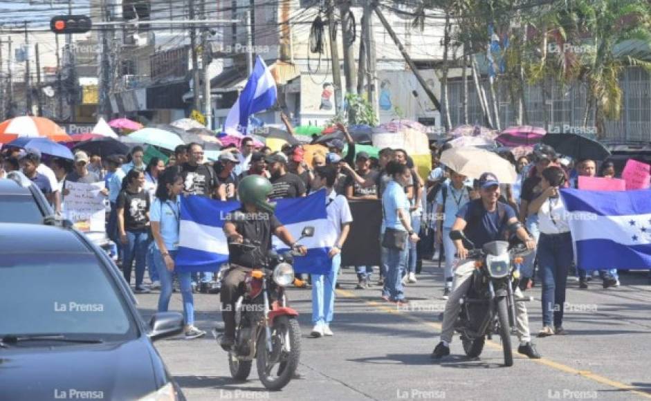 En La Ceiba tampoco fue la excepción, con la presencia de manifestantes en el centro de la ciudad.