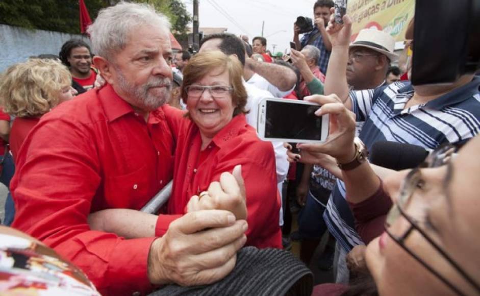El expresidente brasileño Luiz Inácio Lula da Silva saluda a seguidora después de votar.