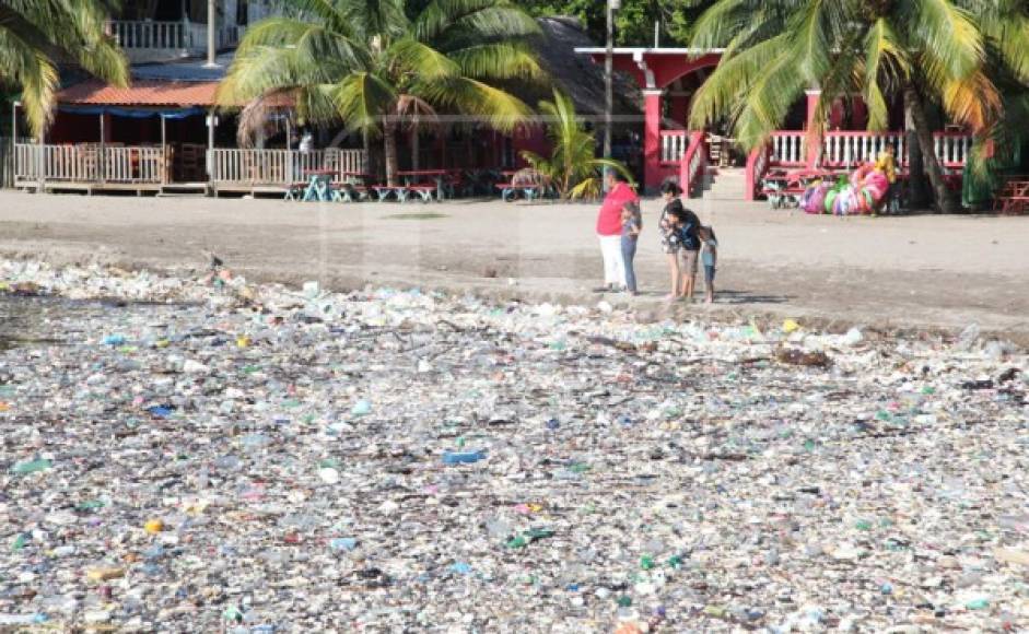 Paradójicamente, las playas que ayer estaban llenas de basura son uno de los destinos turísticos favoritos de los hondureños durante el verano.