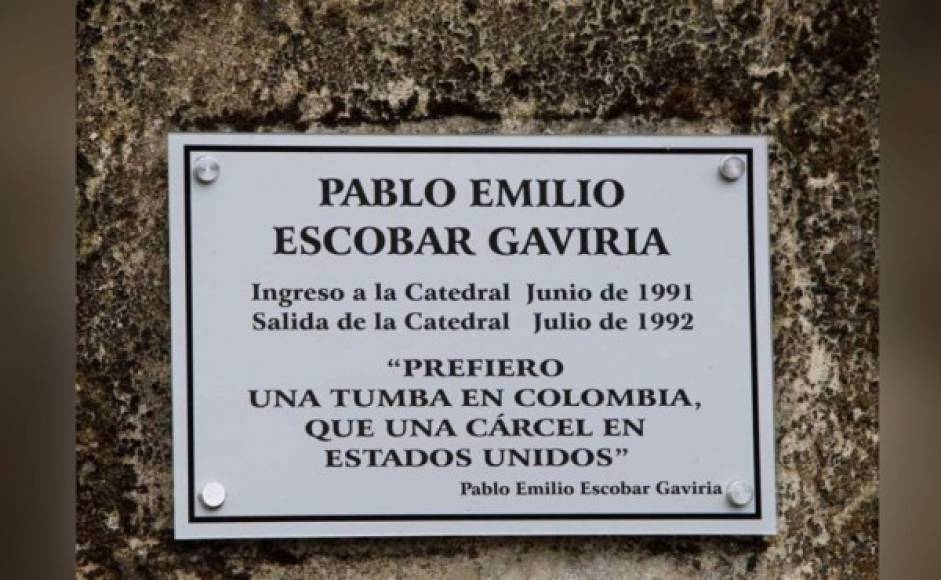 La famosa placa de Escobar. 'Prefiero una tumba en Colombia que una cárcel en Estados Unidos'.