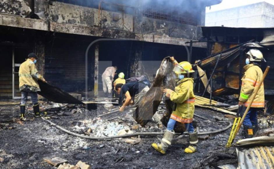 'Hemos quedado en nada, el fuego consumió todo, en mi caso vendía ropa y reparaba celulares', relató con rostro desencajado Francisco Reyes.