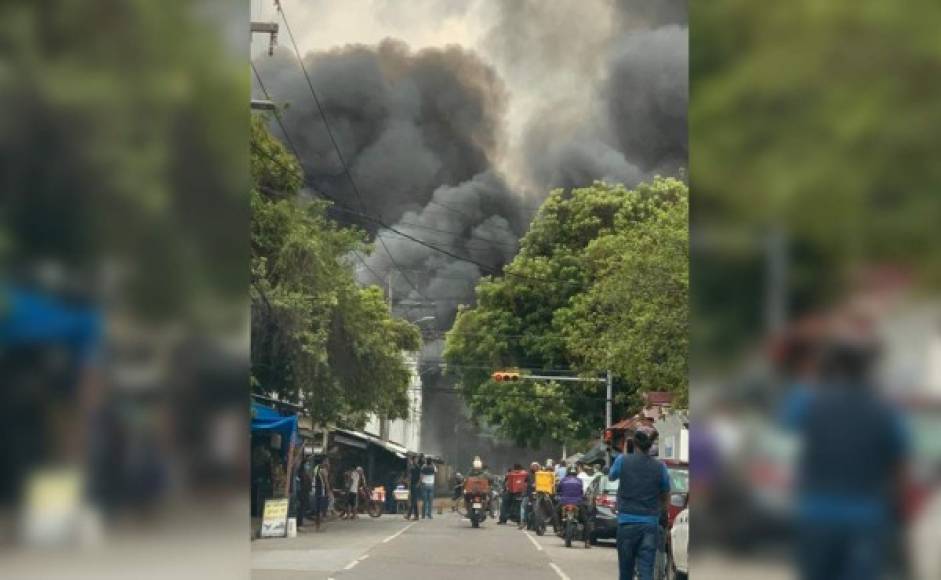 Desde varias cuadras se logró observar una enorme nube de humo que salía desde los locales del Mercado Guamilito, un ícono de la historia en San Pedro Sula.