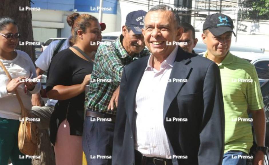 Con su sonrisa que lo caracteriza, el expresidente Lobo llegó al Tribunal. No es la primera vez que acompaña a su esposa por este caso.