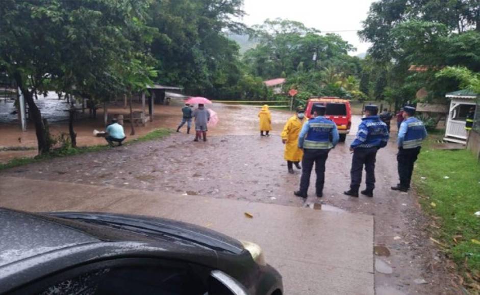 Los bomberos reportaron el desbordamiento del río Talgua en Olancho, provocando las primeras inundaciones en casas y negocios próximos.
