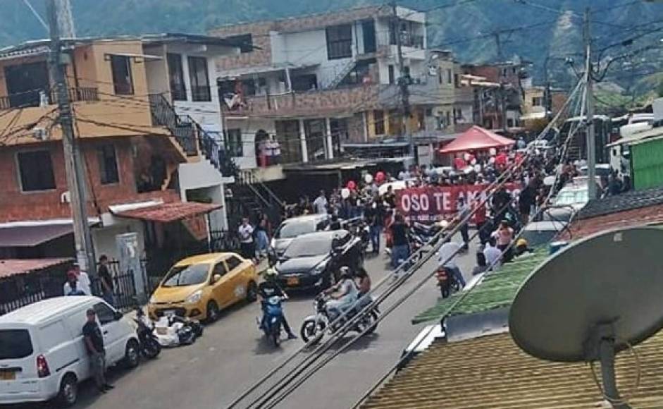 Una multitud violó este martes la cuarentena obligatoria que rige en Colombia por el coronavirus para asistir al sepelio del presunto líder de una banda delictiva en el municipio de Bello, en el departamento de Antioquia (noroeste), informaron autoridades locales.