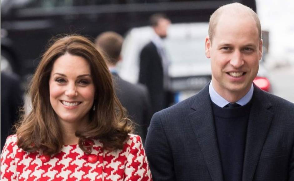 Los Duques de Cambridge dieron la bienvenida hoy a su tercer vástago, el quinto en la línea sucesoria al trono de Isabel II.<br/>