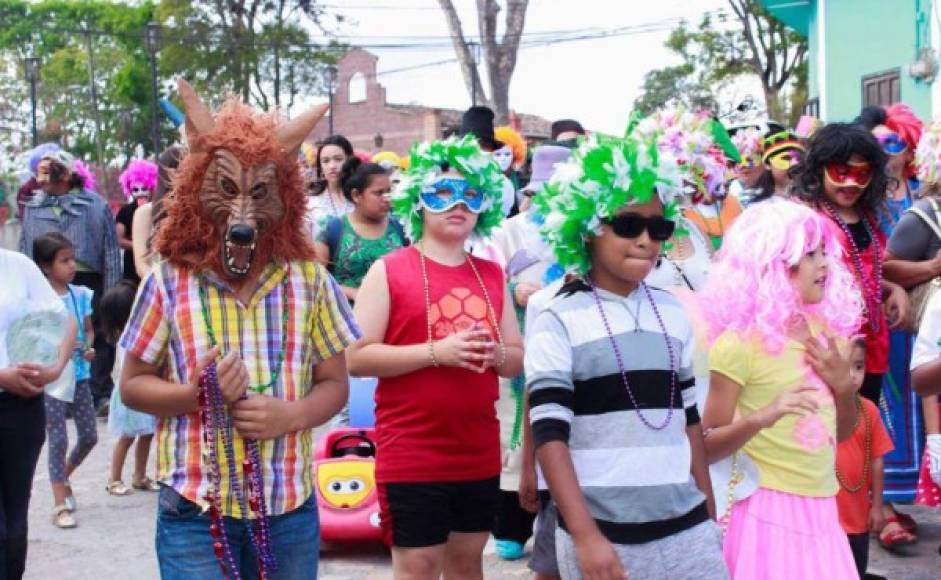 Hubo participantes del desfile que se vistieron de animales, usando máscaras y collares. Personificaron lobos, coyotes, y otros.