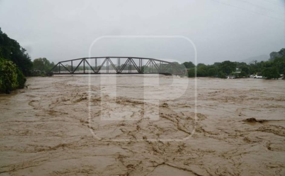 El río Chamelecón superó su capacidad luego de las intensas lluvias provocadas por la tormenta tropical Iota en las últimas horas. Foto José Cantarero