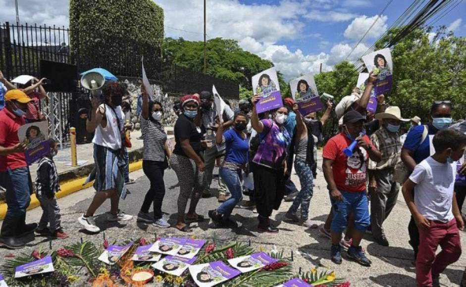 Integrantes del Consejo Cívico de Organizaciones Populares e Indígenas de Honduras (Copinh) celebrando luego de que David Castillo fuera declarado culpable del asesinato de ambientalista. Foto AFP<br/>