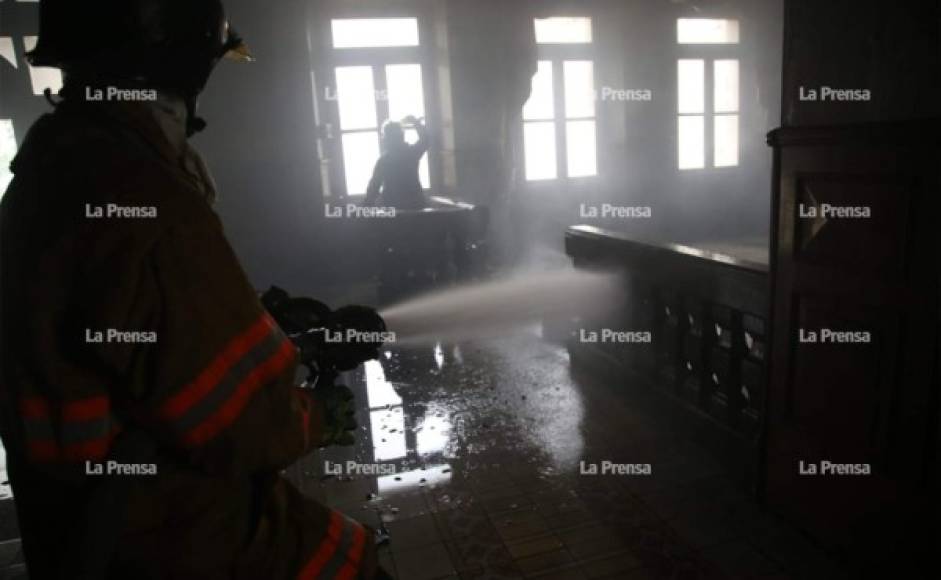 Daños materiales fueron los únicos ocasionados producto del incendio en el edificio.