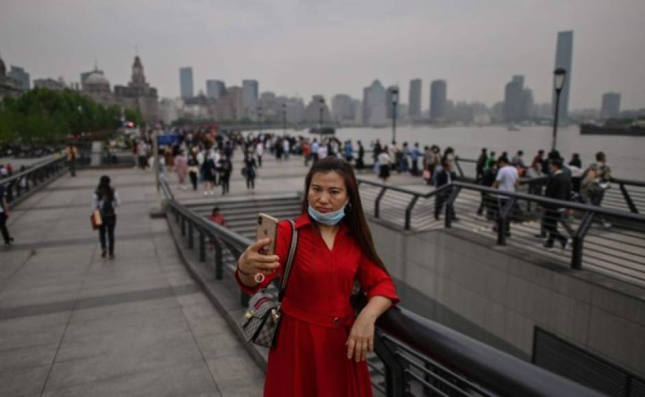 'Es genial, realmente se puede disfrutar', declara una mujer equipada con un palo para selfis y vestida con un vestido de la antigua China.