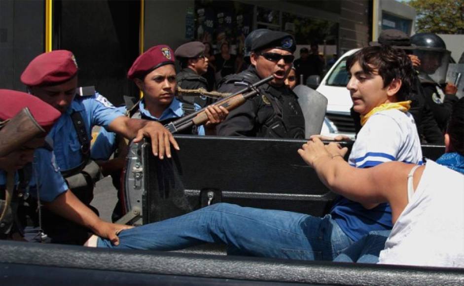 <br/>Agentes de la policía antidisturbios de Nicaragua arrestan a manifestantes ante una manifestación de grupos de oposición para exigir al gobierno la liberación de los arrestados por participar en protestas antigubernamentales en los alrededores de la rotonda de Centroamérica en Managua. Foto AFP.