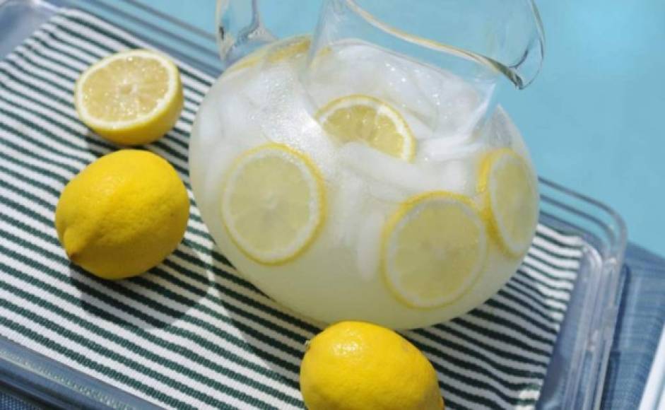 El limón es uno de los mejores reductores naturales, es muy rico en vitamina C, un cítrico con propiedades para eliminar grasa y desintoxicar el organismo.