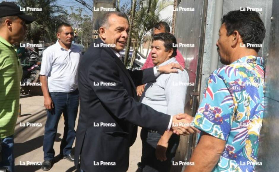 El exmandatario Lobo Sosa saludó a las personas en las afueras del Tribunal en Materia de Corrupción.