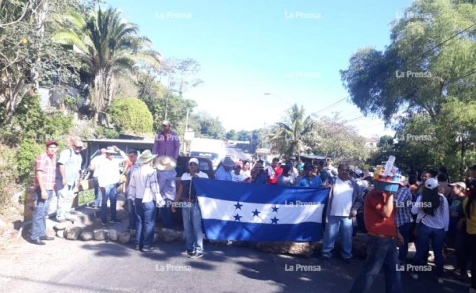 En Jutiapa, Atlántida también se están registrando tomas a esta hora del día, lo que impide la libre circulación.