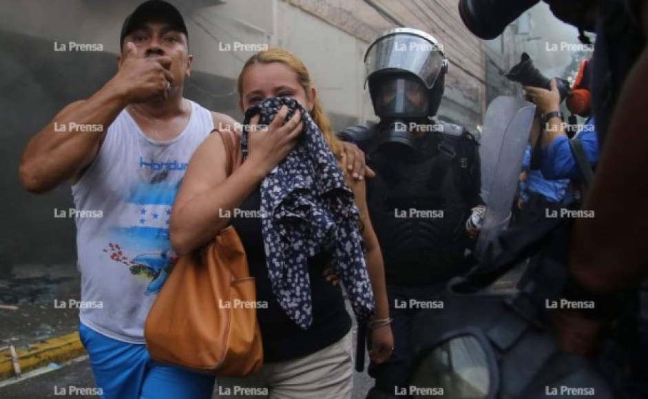 Las autoridades reportaron que hubo más de 250 personas que fueron rescatadas a tiempo por parte del Cuerpo de Bomberos, policías y elementos de Cruz Roja.