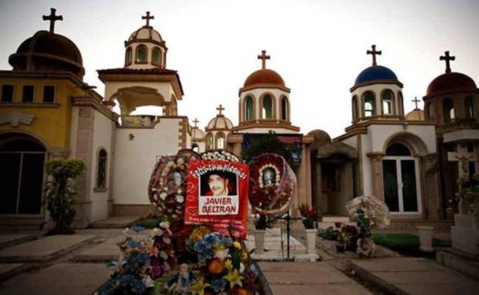 Jardínes de Humaya es el panteón más costoso en Sinaloa. En él se encuentran las tumbas de los narcotraficantes Beltrán Leyva, 'el Jefe de Jefes', y de Nacho Coronel.