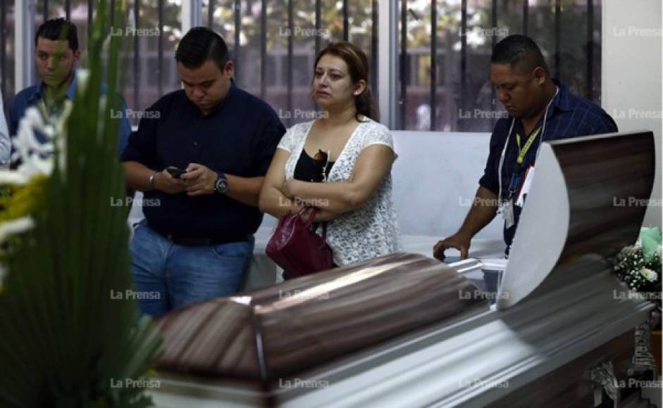 El cuerpo de la joven universitaria fue llevado a una de las aulas de periodismo donde por unas horas la velarán. Allí catedráticos y alumnos le dan el último adiós.