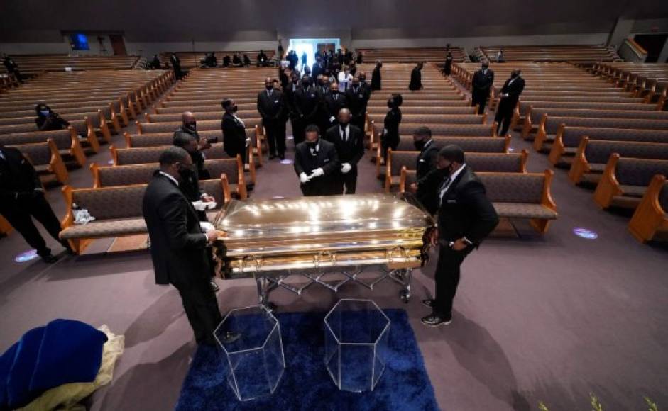 La familia y cientos de invitados, entre ellos a legisladores, deportistas y actores, se reunieron en la iglesia Fountain of Praise para una ceremonia en la que el ataúd dorado con los restos de Floyd presidió un altar adornado con flores y dos imágenes del fallecido vestido con una gorra negra y con alas de ángel.