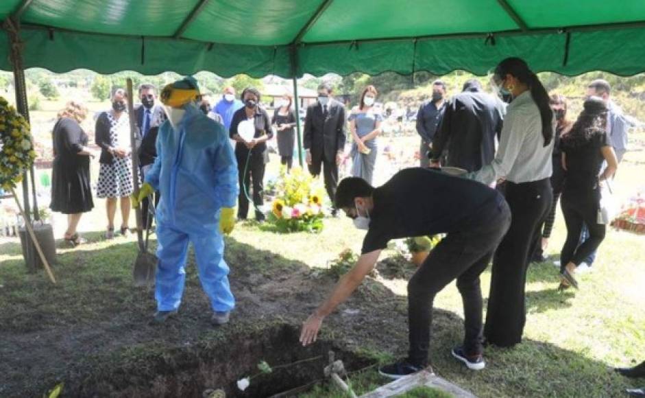 Mientras le daban el último adiós, familiares y amigos recordaron el legado del pastor Mario Barahona en esta tierra.