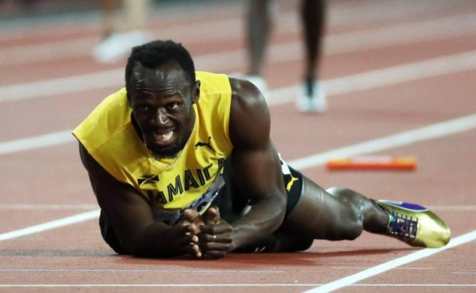 Pero a unos 40 metros de la meta, Bolt aminoró el ritmo, quejándose de su pierna izquierda. El jamaicano trató de llegar a la meta y desistió, quedando boca abajo, desconsolado. FOTO EFE/EPA/SRDJAN SUKI