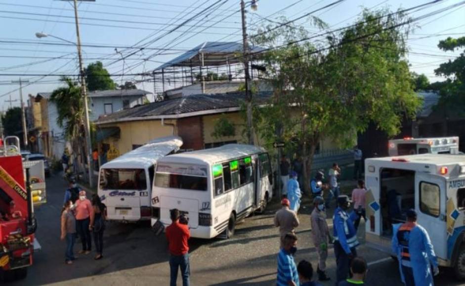 Algunos de los heridos fueron atendidos por personal médico en el mismo lugar donde se produjo el accidente.