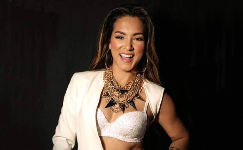 La hondureña Yaritza Owen pasó a la final de Nuestra Belleza Latina 2018 que se llevará a cabo este domingo 02 de diciembre.<br/><br/>Te damos los motivos por las que la catracha debería ganar el concurso de Univision.