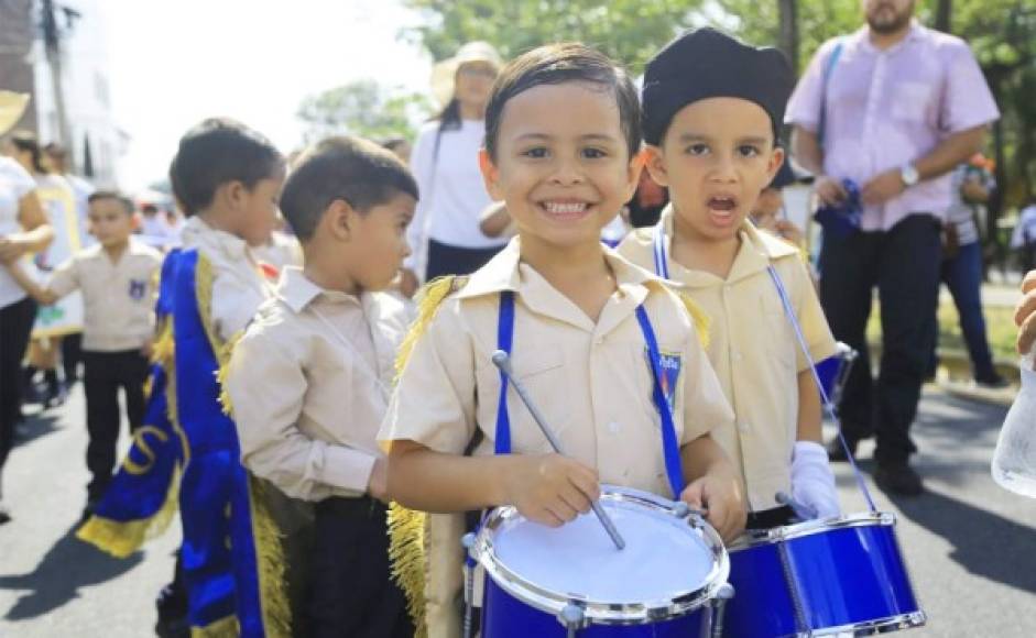 Hermosas postales dejó el desfile de escolares en San Pedro Sula este 14 de septiembre del 2019. Más de 35 centros educativos desfilaron conmemorando el 198 aniversario de independencia patria.