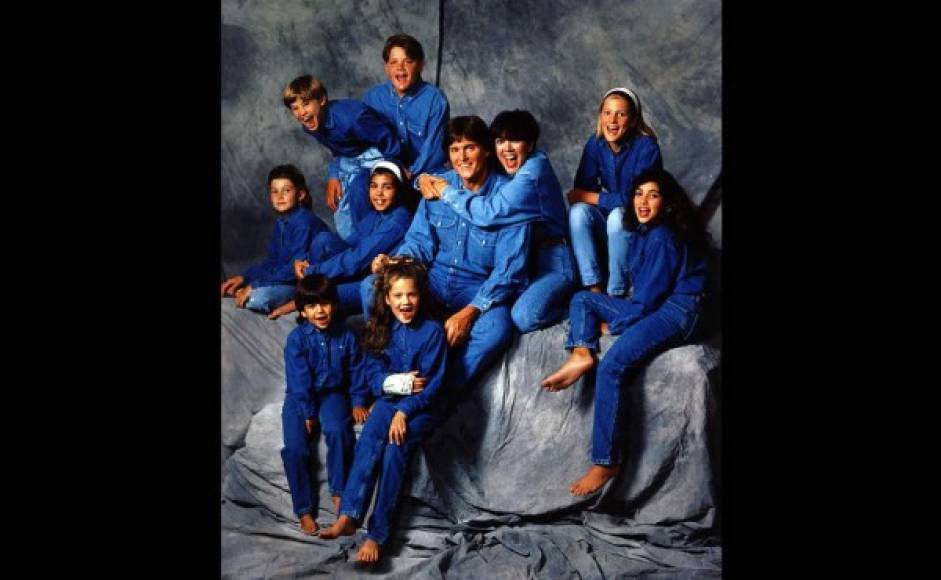 Con Bruce Jenner y sus hijos, su madre y sus hermanos en Los Ángeles en 1991.