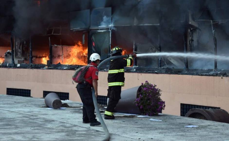 Los bomberos tratan de apagar el incendio en el Palacio Municipal de Chilpancingo, estado de Guerrero después de que estudiantes le prendieron fuego.