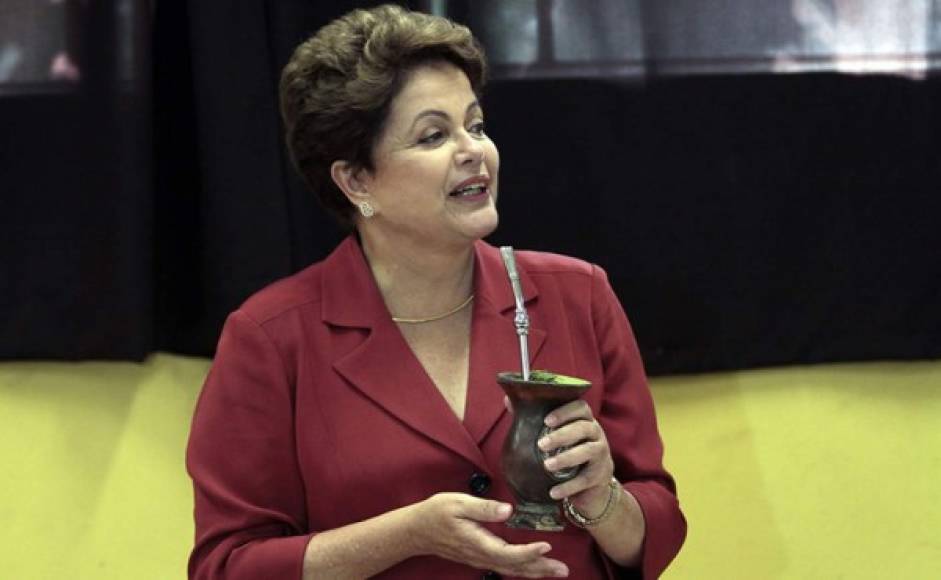 Dilma Rousseff, presidenta brasileña, poso para la fotos bebiendo hierba mate durante las votaciones.