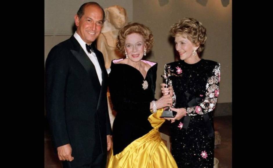 Entre las primeras damas también destacó el apoyo que Nancy Reagan dio a Óscar de la Renta. En esta imagen de 1988 ambos comparten plano con Brooke Astor premiada con un CFDA.