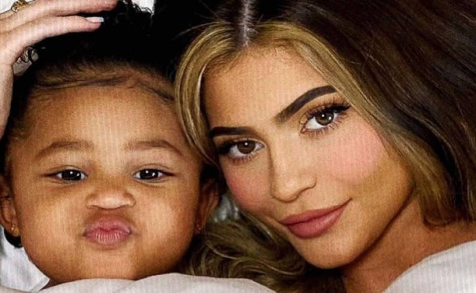 La celebridad Kylie Jenner y su hija Stormi aparecieron en la portada de Vogue Checoslovaquia en su edición de junio, después de que fueran filmadas a distancia debido a la pandemia.