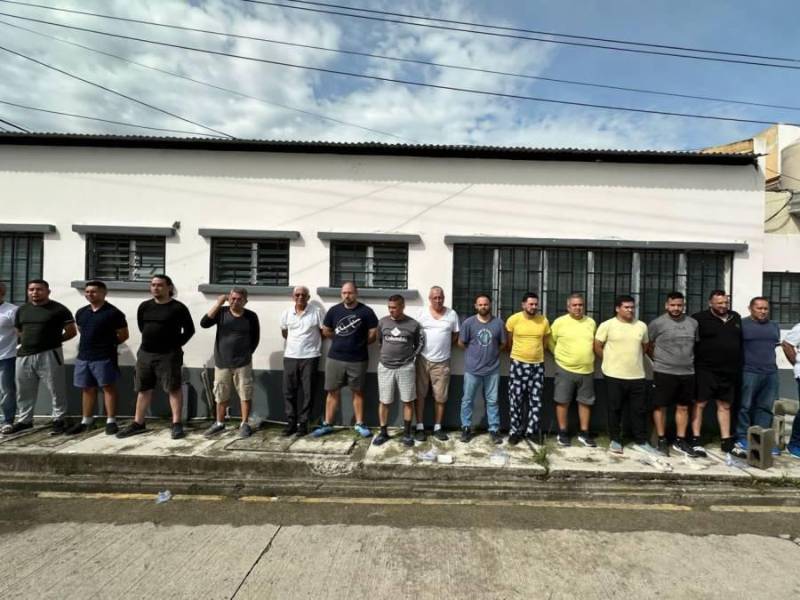 Reos presentados por autoridades antes de ser enviados a la prisión de Támara, en Francisco Morazán.