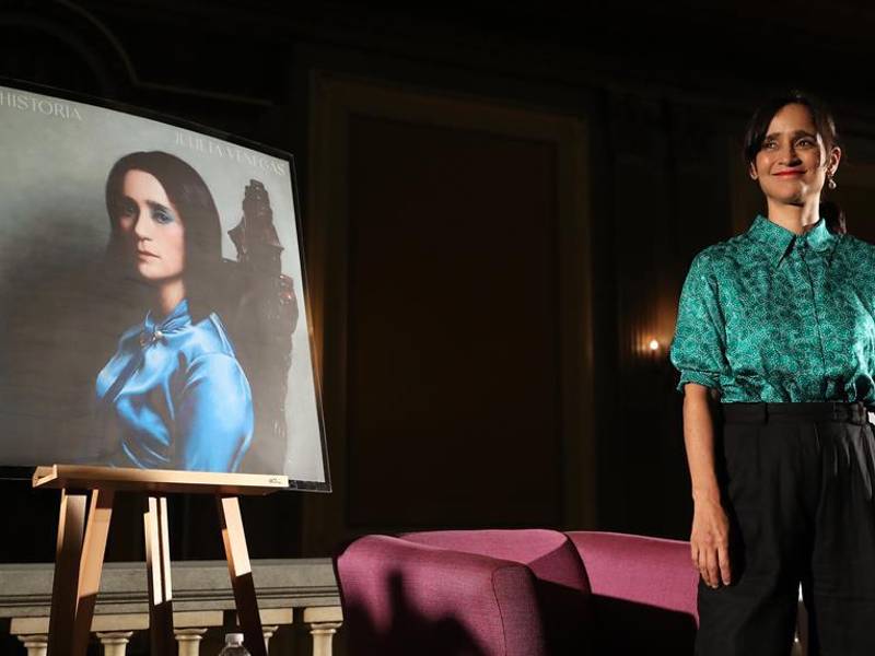 La cantante mexicana Julieta Venegas participa durante una rueda de prensa.