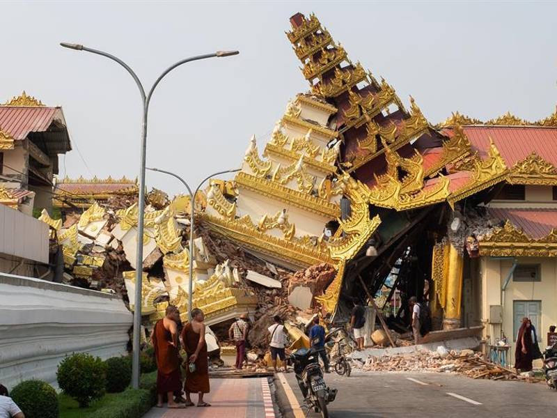 Derrumbe de la Pagoda Maha Myat Muni tras el terremoto en Mandalay. EFE/STRINGER