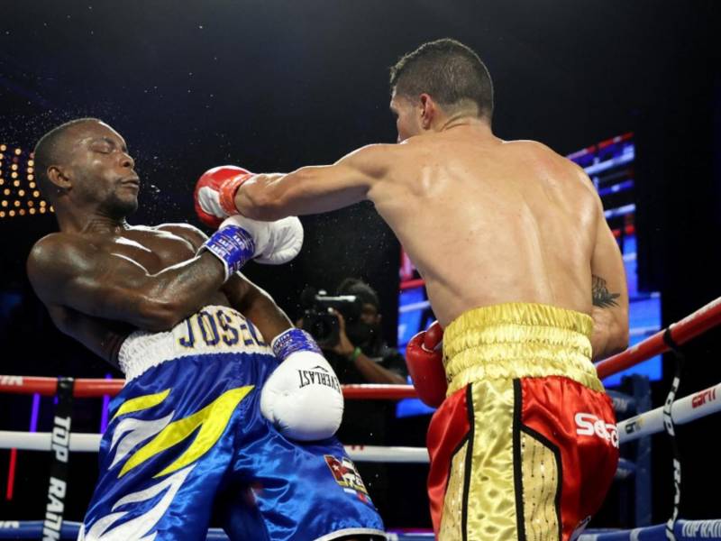 El boxeador hondureño Josec “Escorpión” Ruiz no la pasó nada bien la noche del sábado en el mítico Hulu Theater del Madison Square Garden de Nueva York, Estados Unidos. Fotos AFP. y Eduardo Solano.
