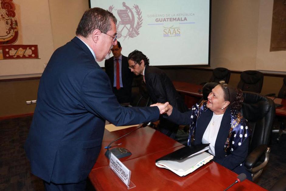 Arévalo saludó a la fiscal general Consuelo Porras durante una reunión en febrero pasado.