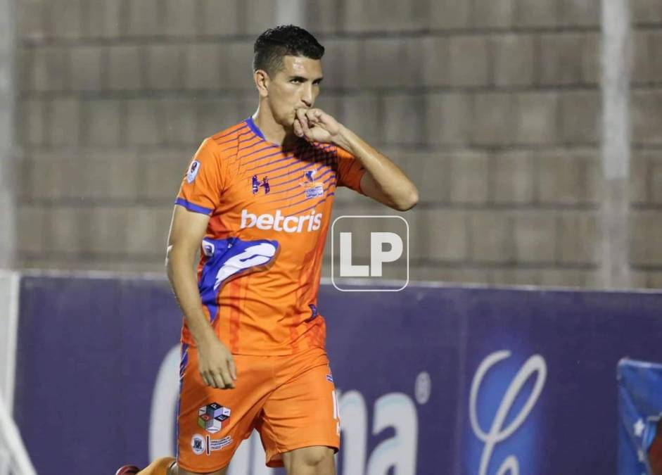 Johnny Leverón celebrando su gol que dio el triunfo a la UPN.