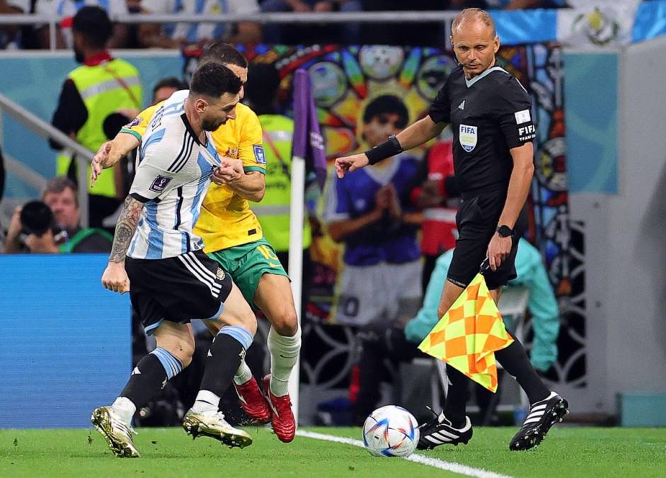 Fue un duelo intenso el que protagonizaron Messi y Aziz Behich. Protagonizaron una pelea que no pasó a más.