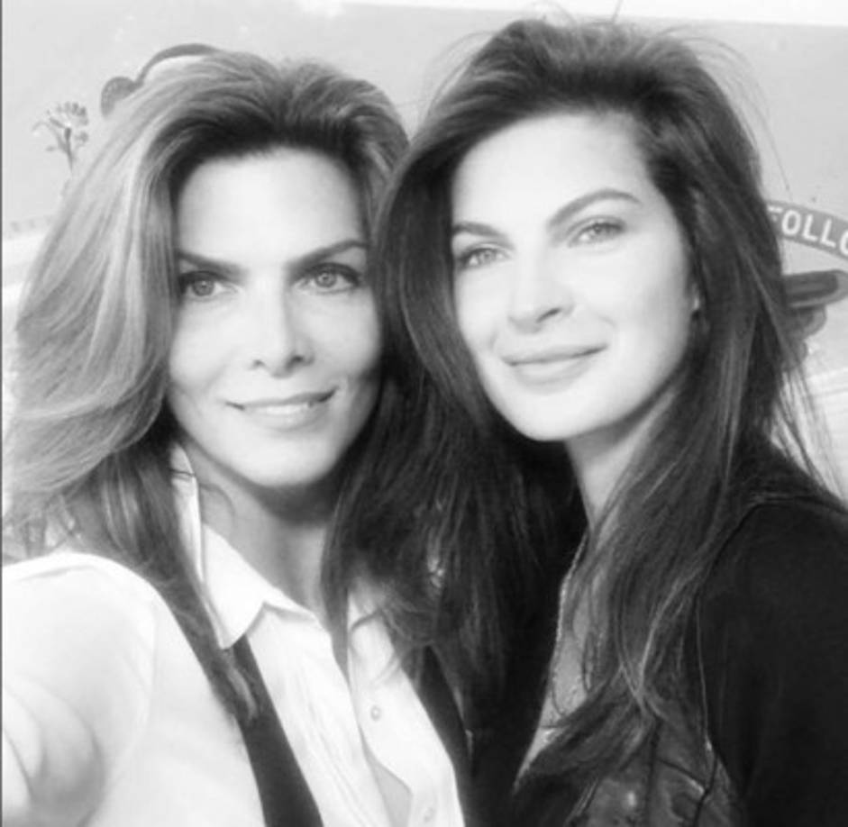 La foto tiene cientos de comentarios, en su mayoría felicitan a la pareja.