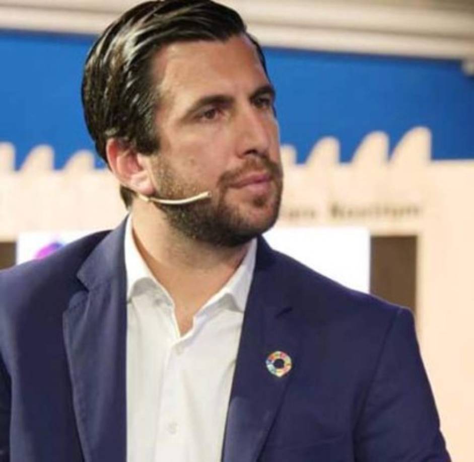 Riquelme, quien ganó el Premio Nacional al Joven Emprendedor 2018 que otorga la Confederación Española de Jóvenes Empresarios, tiene pensado pelearle la presidencia del club blanco a Florentino Pérez, una tarea nada sencilla, de acuerdo con el medio español Once Cero.