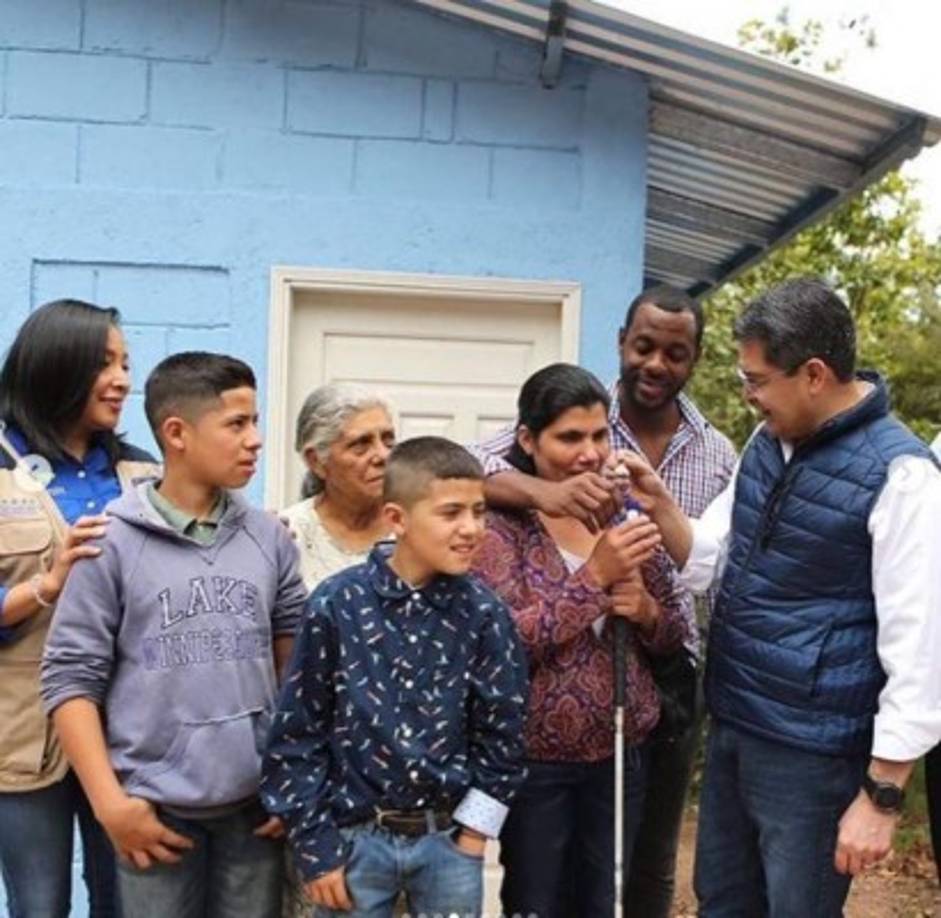 El presidente Juan Orlando Hernández entregó las llaves de la vivienda y el periodista se encargó de equiparla con los electrodomésticos. 'Fue un momento súper feliz, ver sus caras de alegría, me dio satisfacción hasta enseñarles como usar el microondas, se que Dios me ayudó en todo', dijo Solano.