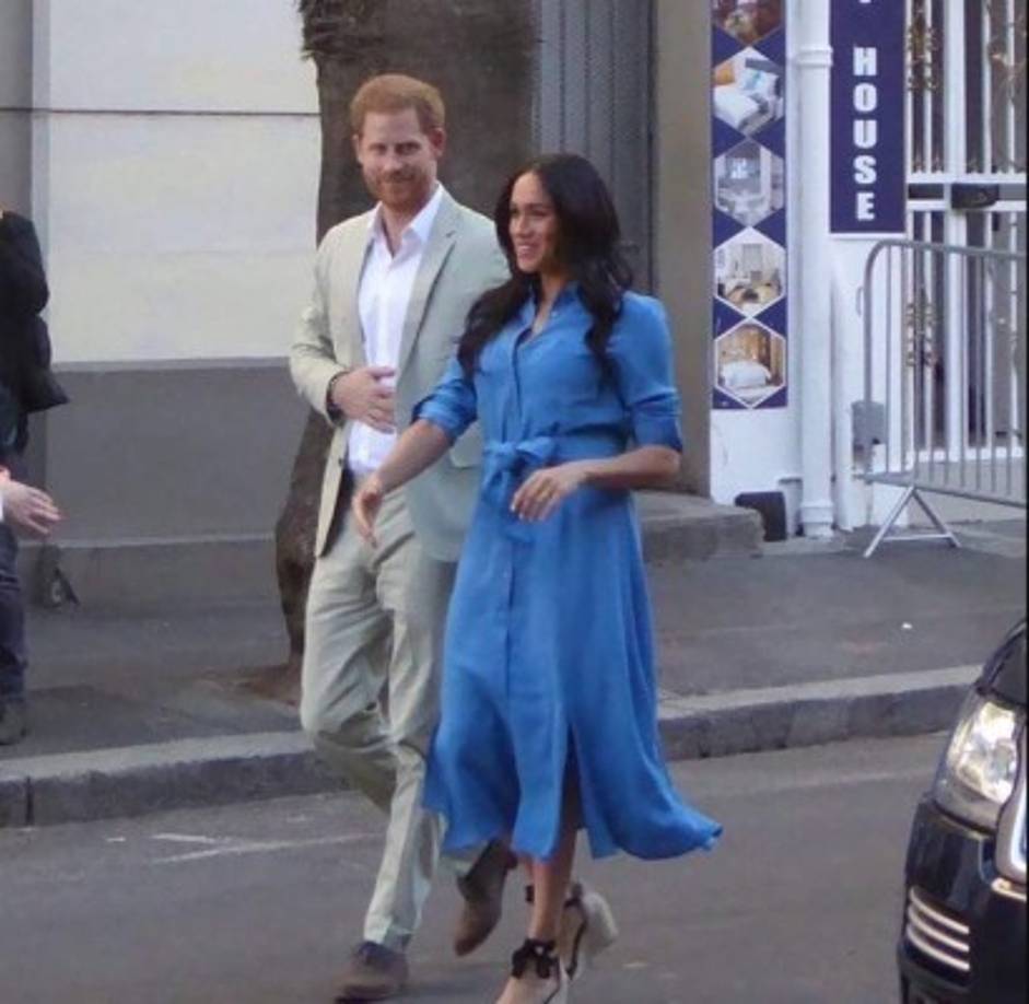En su segunda aparición del día Meghan y Harry llegaron al museo del Distrito 6 en Ciudad del Cabo, creado para recordar el desplazamiento forzoso de unos 60.000 habitantes no blancos durante la década de los 70, por parte del régimen segregacionista del 'apartheid'.<br/>
