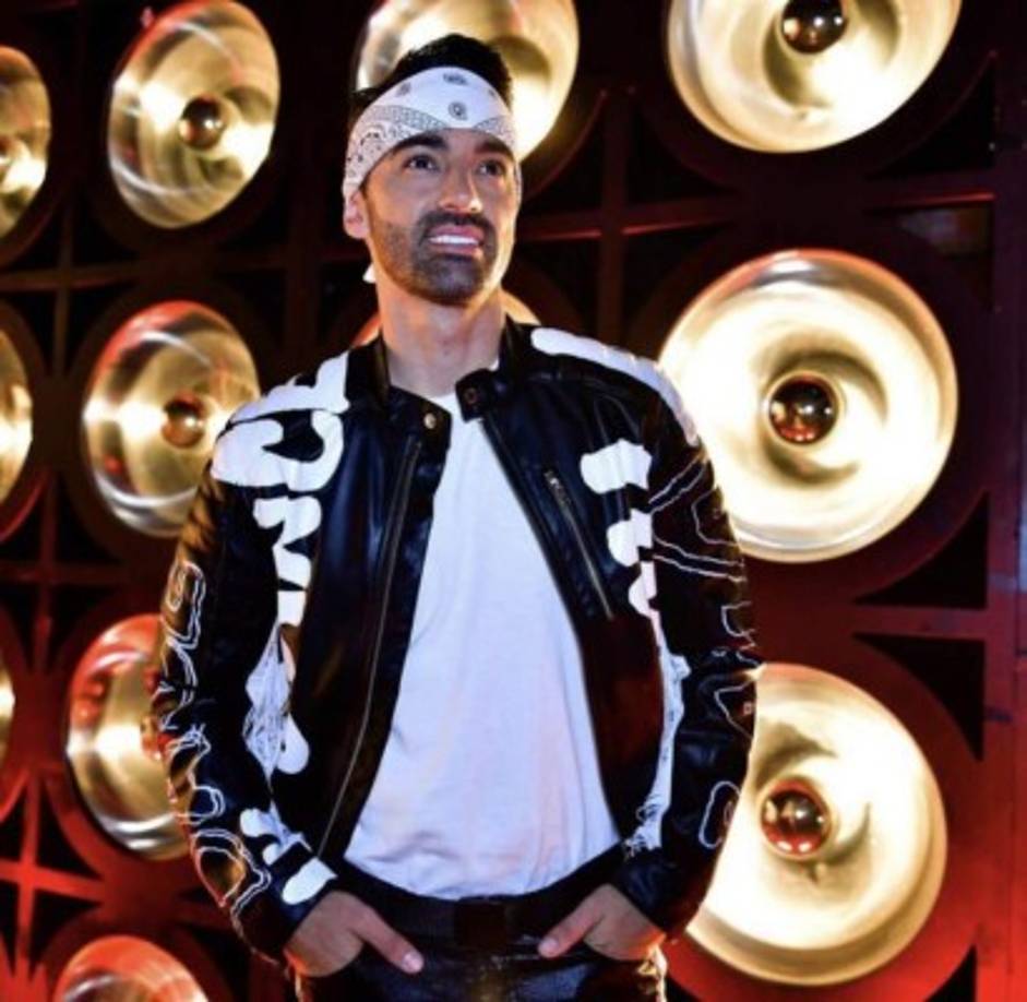 Toni Costa es un bailarín y coreógrafo de origen español. Nació en Valencia, España. Ha participado en varios concursos de baile, es empresario de su marca de gorras y es instructor de zumba.