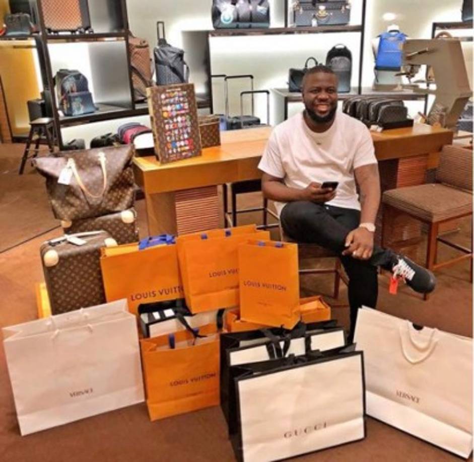 El joven nunca ha revelado el origen de su dinero ni a que se dedica; sin embargo, aconseja a sus seguidores que luchen por sus sueños.