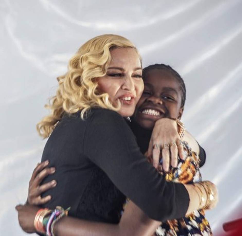En 2006 Madonna creó la fundación Raising Malawi, que se ocupa en particular de huérfanos de ese país africano y de construir hospitales.<br/>